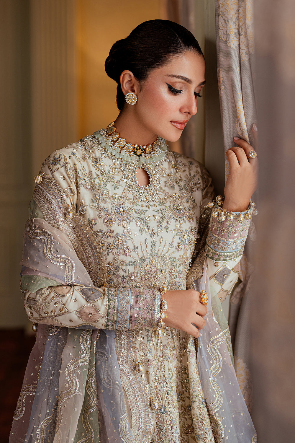 Baroque Chantelle 24 - Embroidered beige
