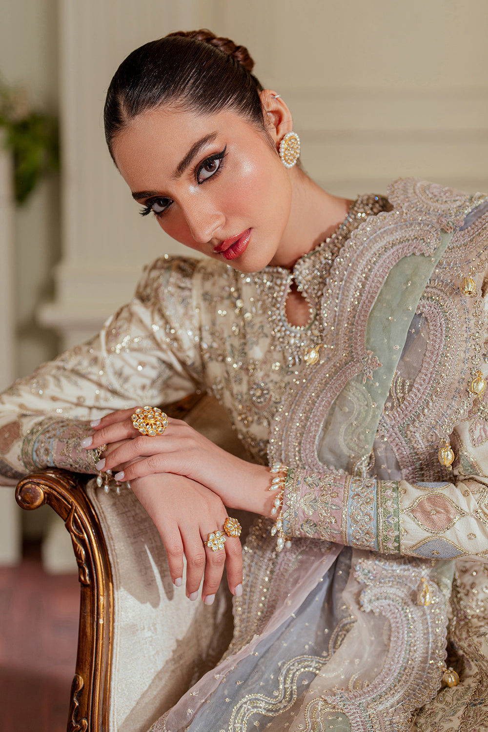 Baroque Chantelle 24 - Embroidered beige